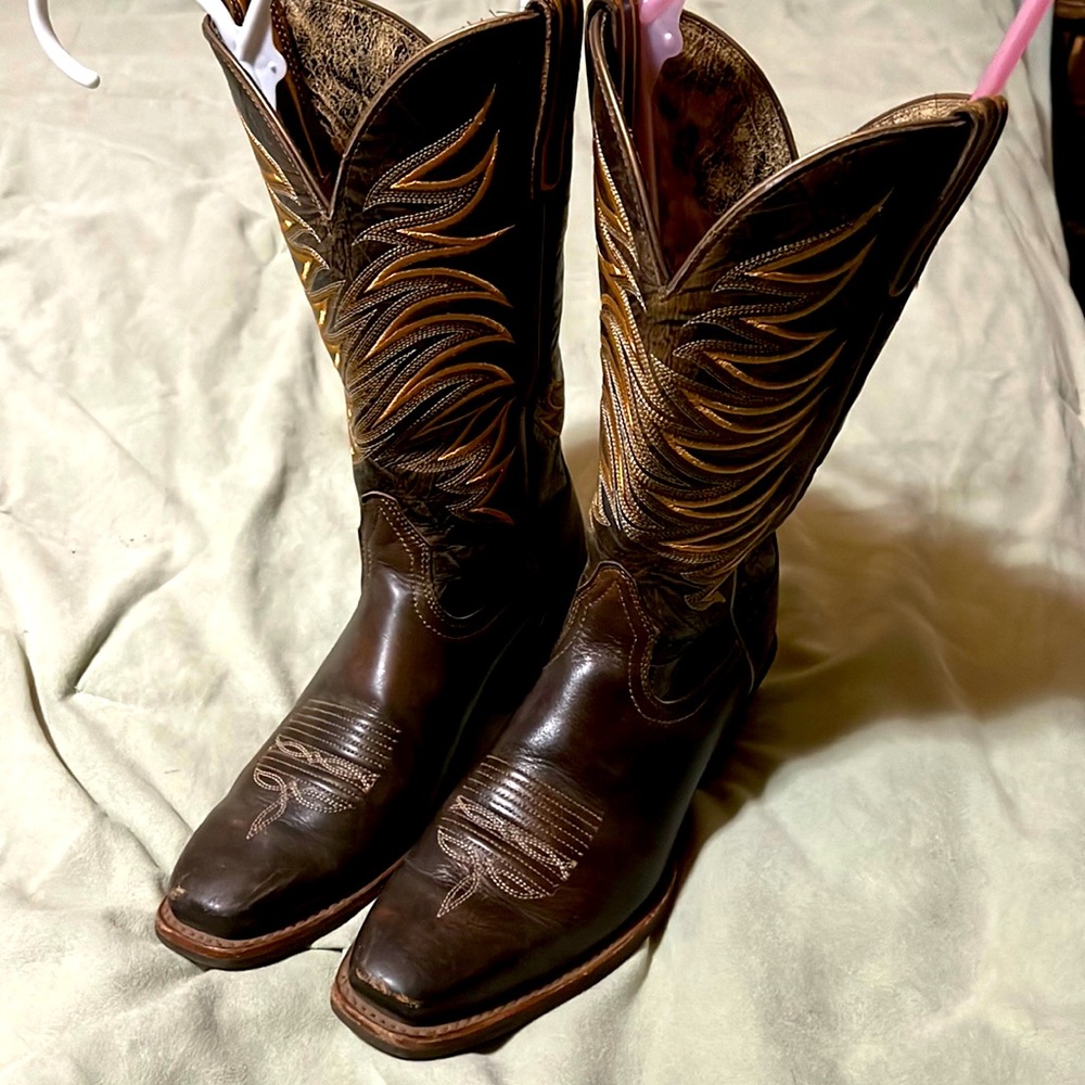 Womens square toed cowgirl boots. Beautiful embroidery detailing. Gently used.